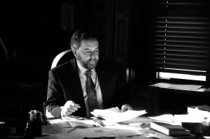 Tom-Mulcair-working-at-desk.jpg