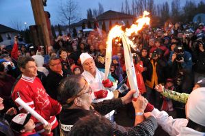 Mayor-Robertson,-Musquem,-Olympic-Torch.jpg