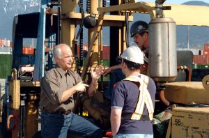 Jack-Layton-w-dockworkers.jpg