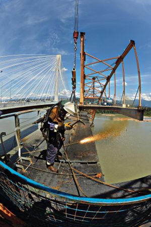 Ironworker-Port-Mann-removal.jpg