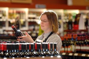 Liquor-store-worker.jpg