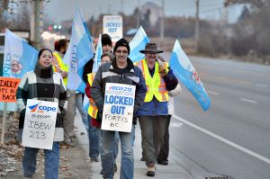 Picket-line,-Kelowna.jpg